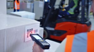 Telecamera LUCID con sensore Sony STARVIS per la lettura di codici e l'identificazione dei colli in logistica.